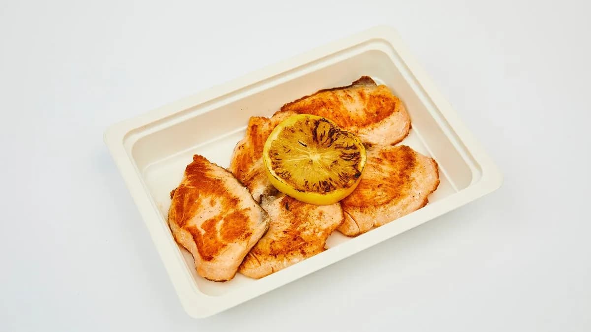 Grillezett lazac steak külön citrusos mártással