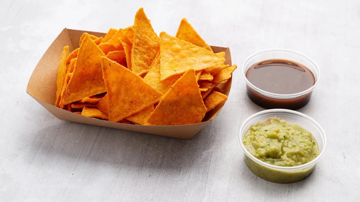 Sajtos ízesítésű tortilla chips (120 g), rusztikus guacamoléval+pikáns salsával