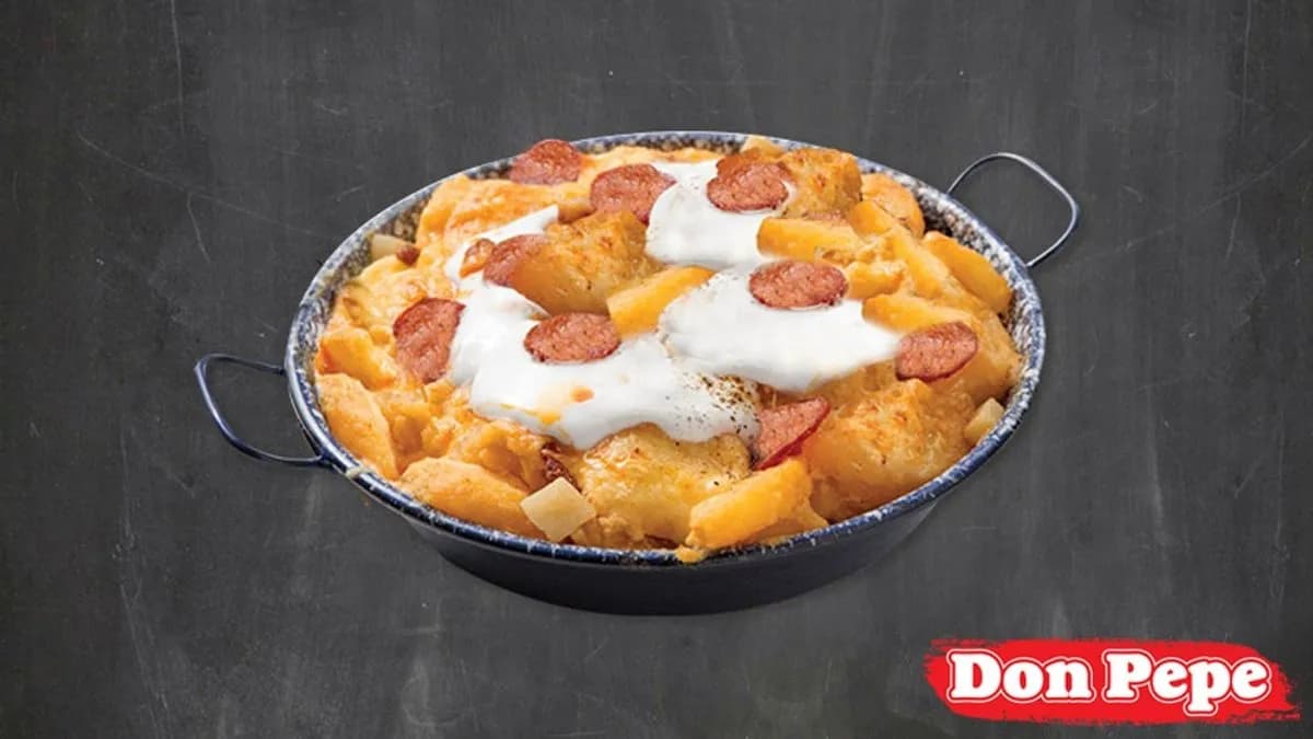 Vegán Serpenyős rakott krumpli pikáns-füstölt 'kolbásszal''