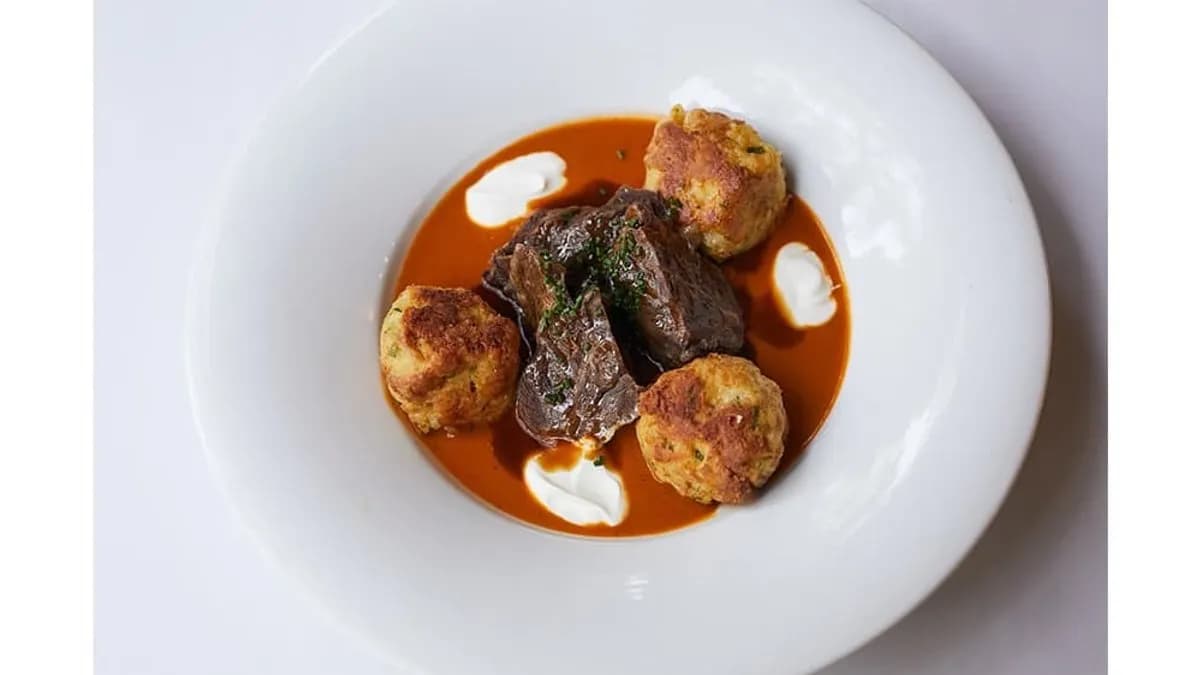 Marhapofa vadas mártással, zsemlegombóccal