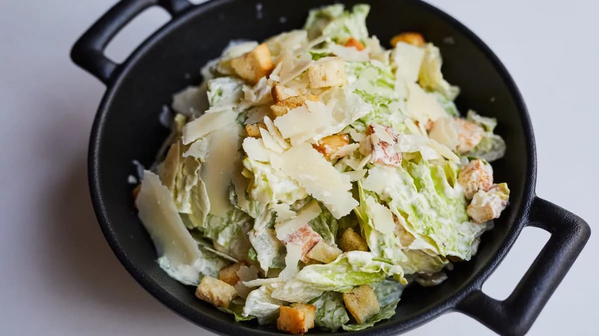 Cézár saláta fokhagymás pirított kenyérrel