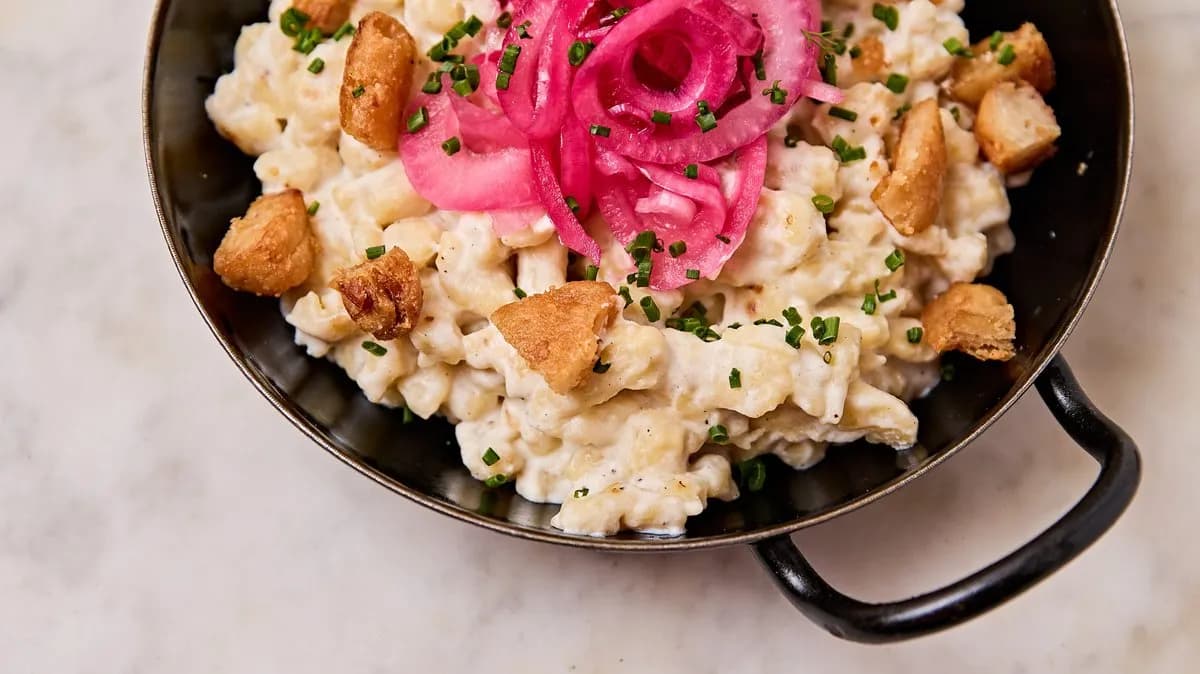 Juhtúrós sztrapacska mangalica tepertővel, savanyított lilahagymával