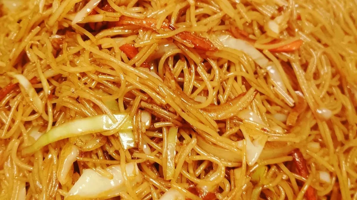 Pirított zöldségek rizs tészta