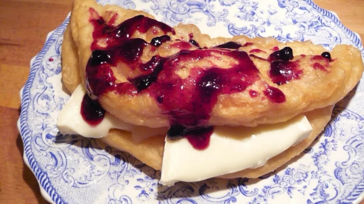 Camembert sajtos lángos áfonyával