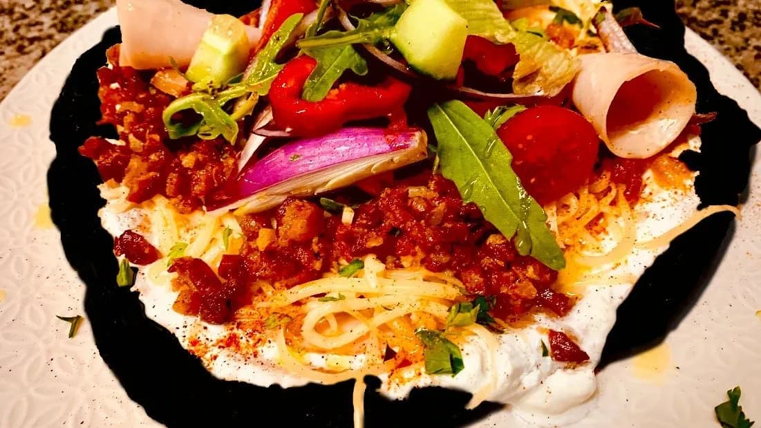 Fekete lángos gazdagon