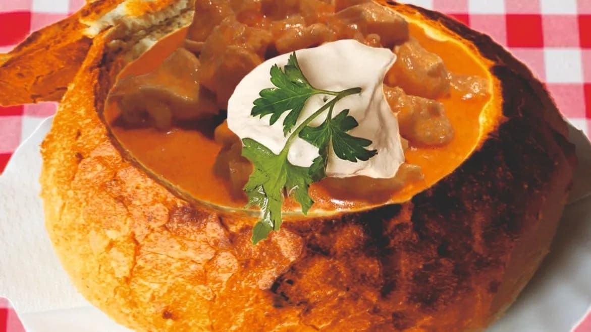 Csirkepaprikás cipóban