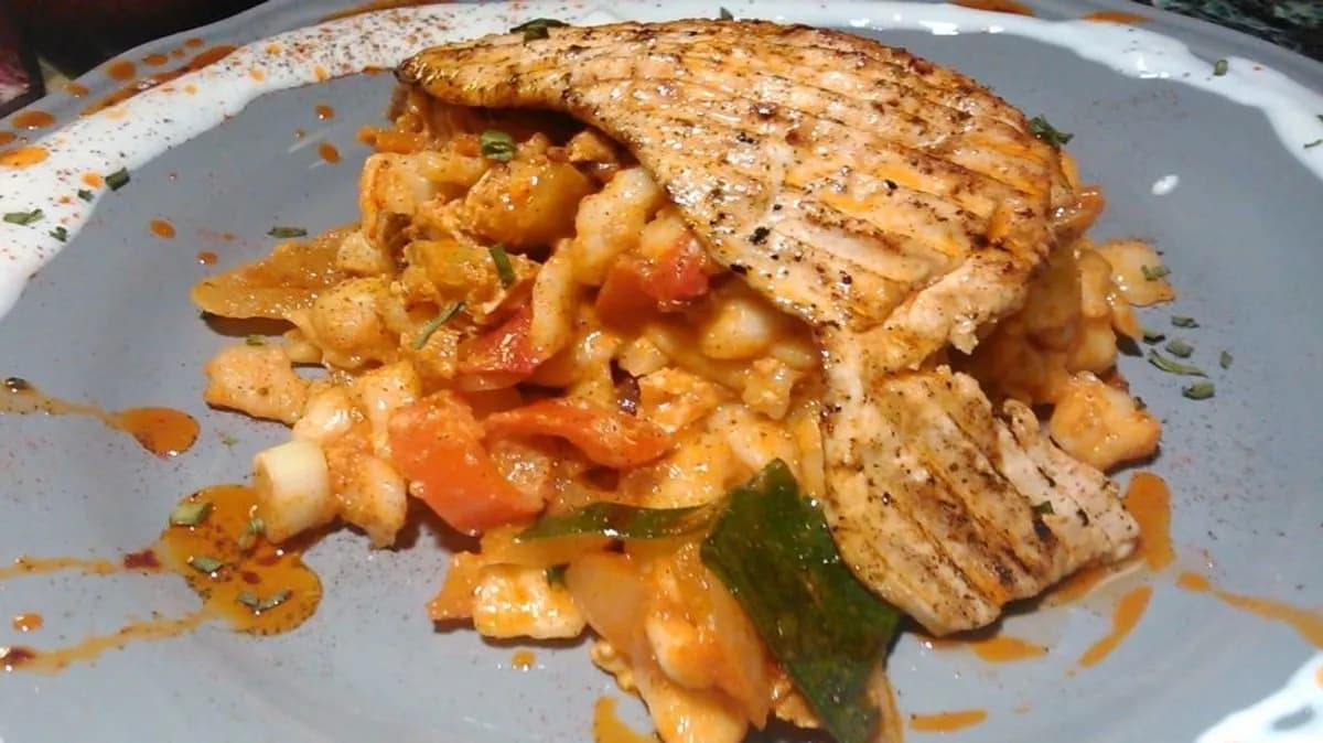 Grillezett fokhagymás csirkemell tojásos lecsós galuskával és ropogós baconnel