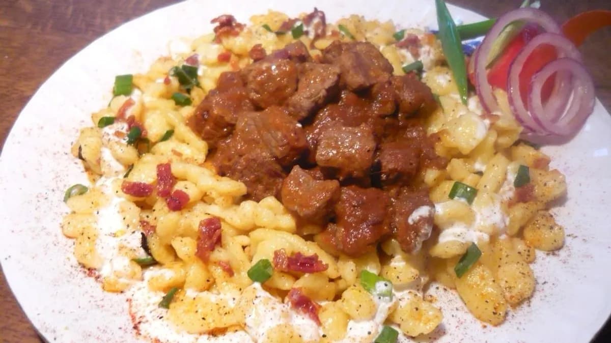 Marhapörkölt ropogós bacon szalonnás újhagymás galuskával, tejföllel