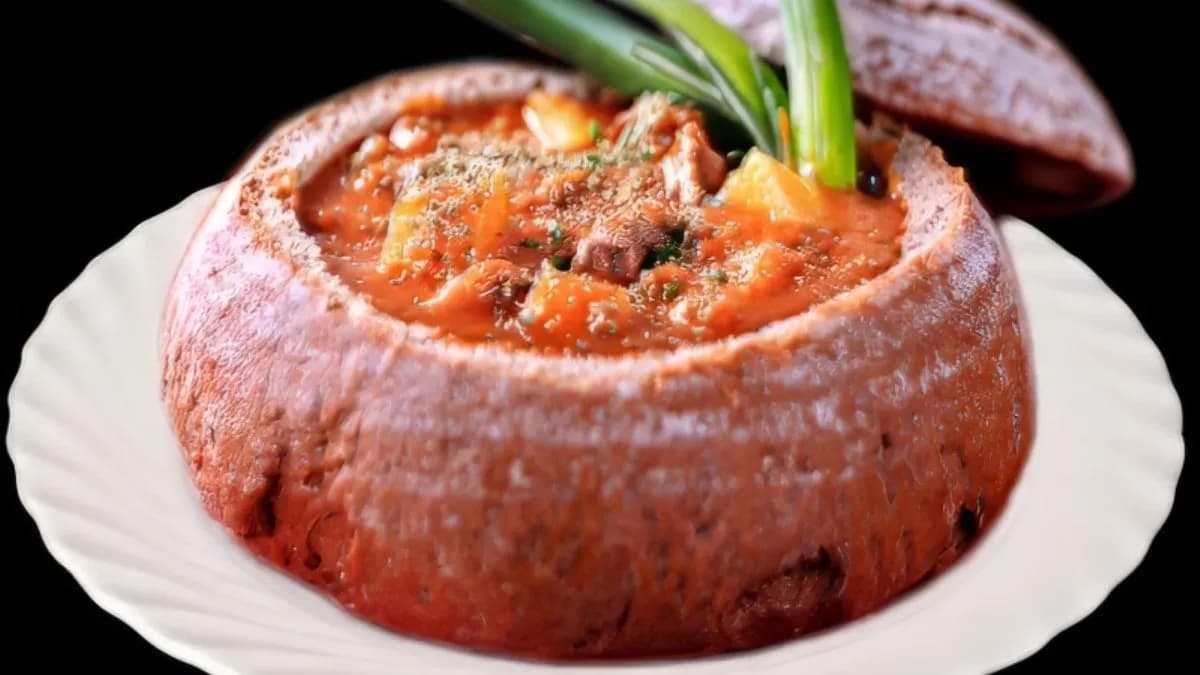 Gulyásleves házi cipóban