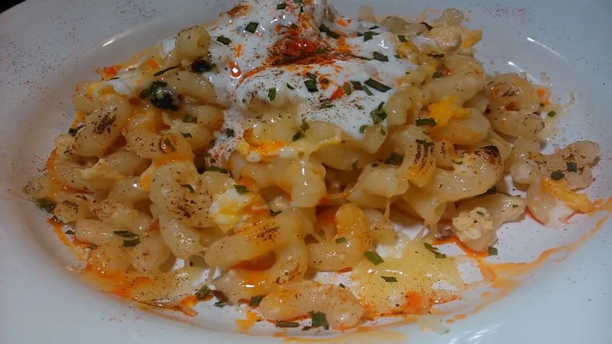 Ropogós bacon szalonnával pirított házi szarvacska tészta