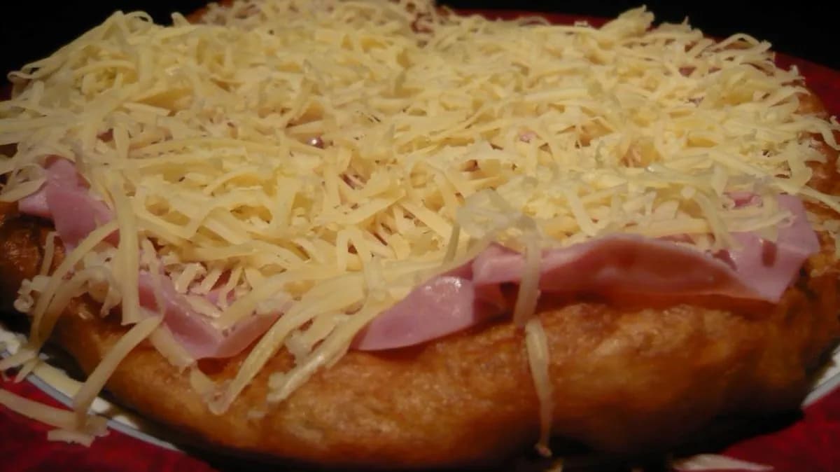 Sajtos - csirkemell sonkás lángos friss fokhagymával besütve tejföllel