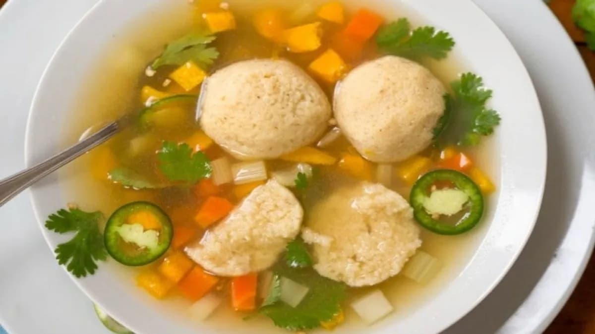 Házi tyúkhúsleves macesz gombóccal,cérnametélttel,zöldségekkel 0,5L