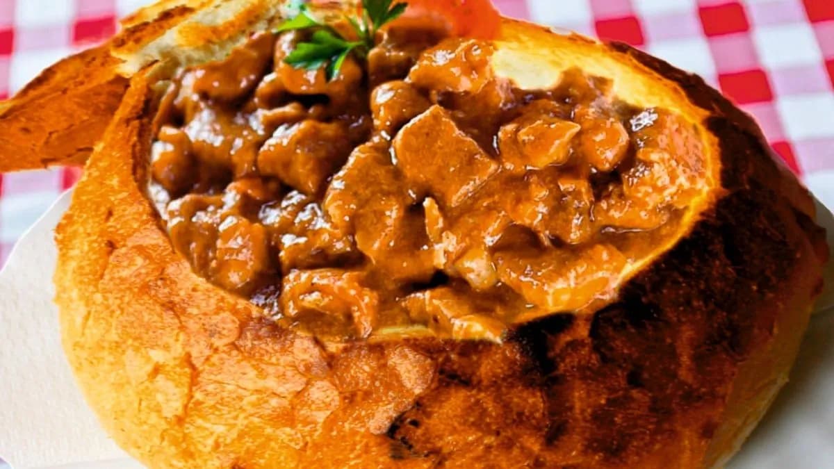 Sertéspörkölt cipóban