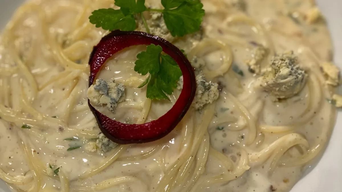 Sajtszósz füstölt és kéksajtból tészta V