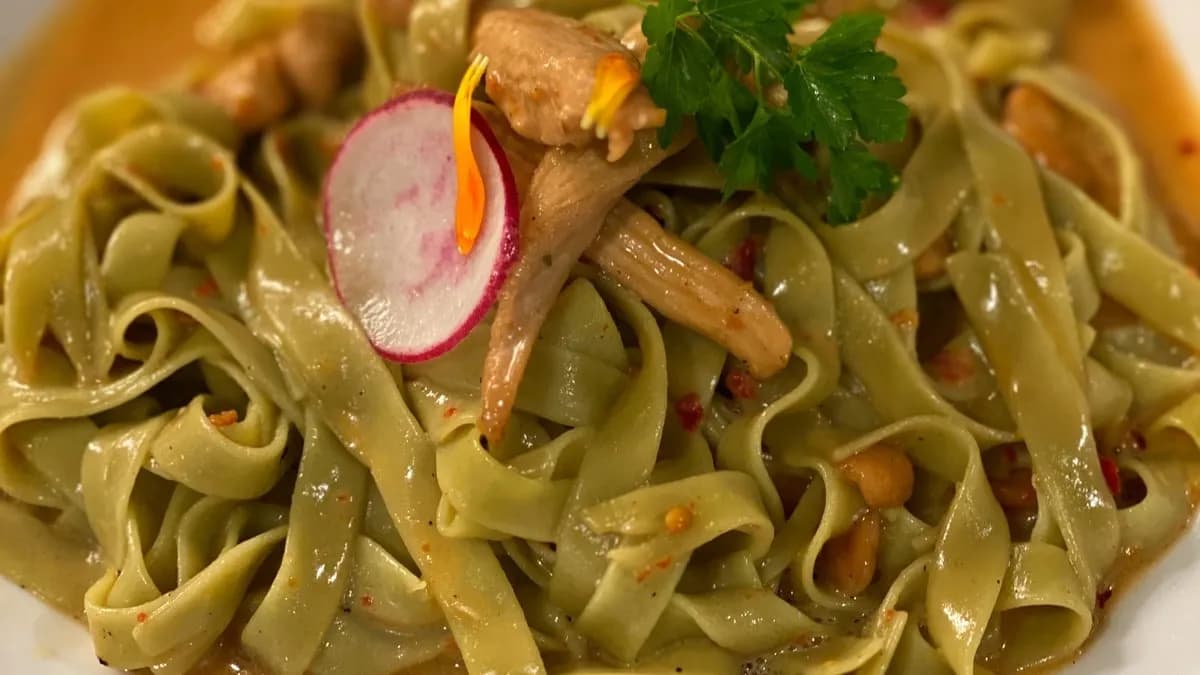 Mogyorós zöldtészta csípős csirkemell csíkokkal, kókusz tejjel