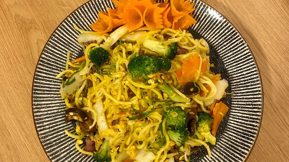 Sült tojásostészta csirkehússal,zöldséggel (mi xao ga)