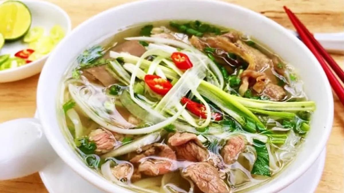 Pho leves fokhagymás sült marhahússal (pho bo tai)