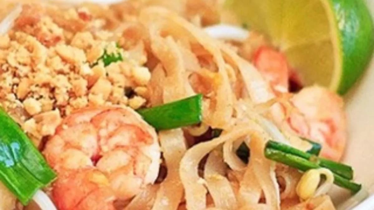 Hideg pho tészta keverve rákkal, édes-savanyú szósszal