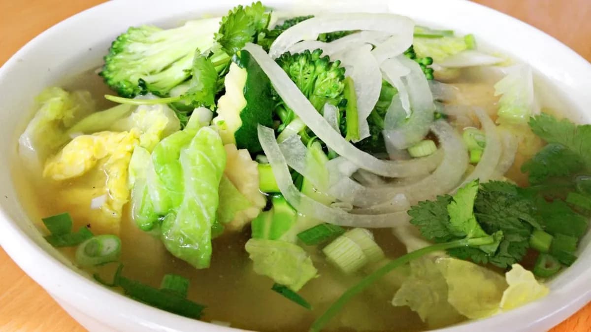 Rizs cérnametélt leves zöldséggel (bun rau)