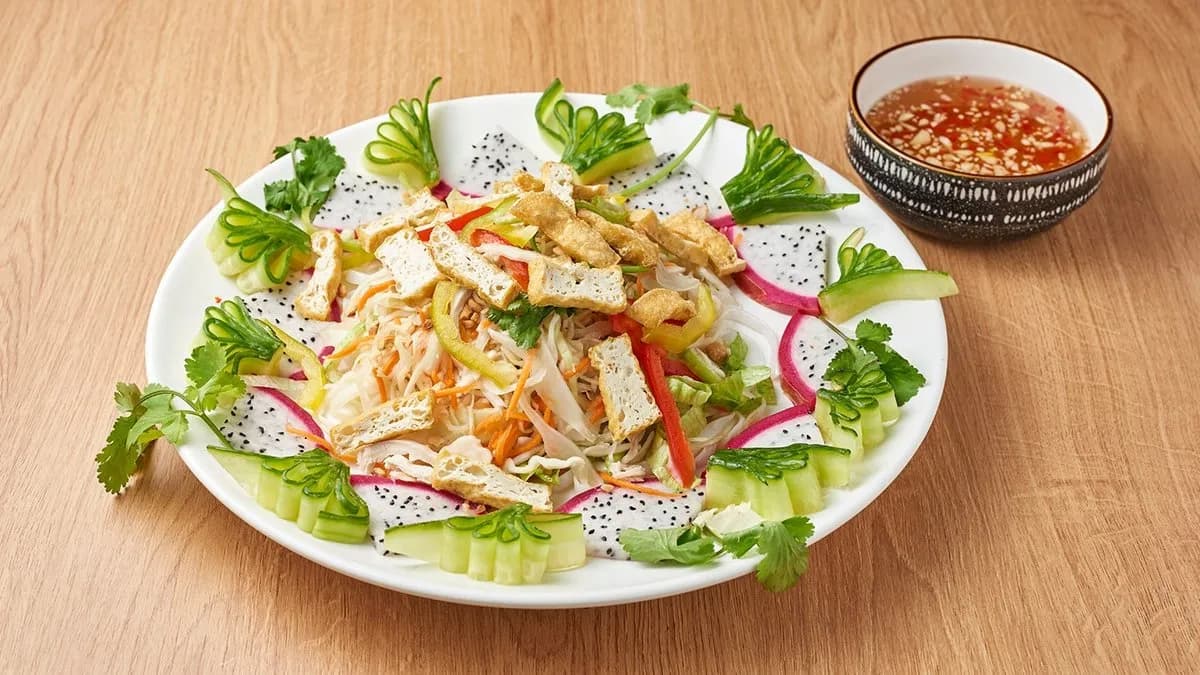 Hideg rizs tészta cérnametélt tofuval keverve,édes-savanyú szósszal