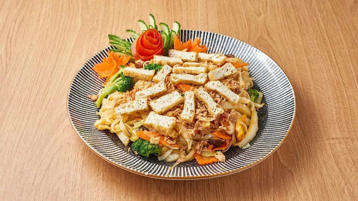 Sült Pho tészta tofuval,zöldséggel (pho xao dau phu)