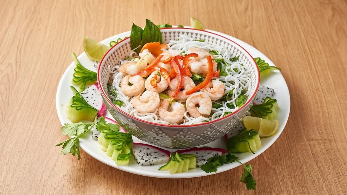 Rizs cérnametélt leves rákkal (bun tom)