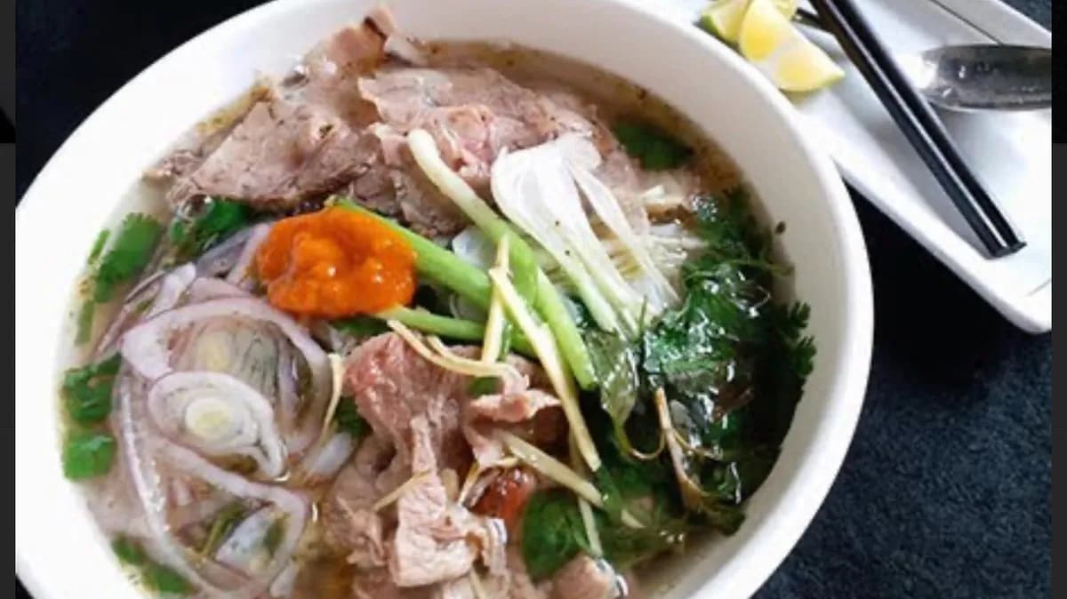 Rizs cérnametélt leves marhahússal (bun bo)