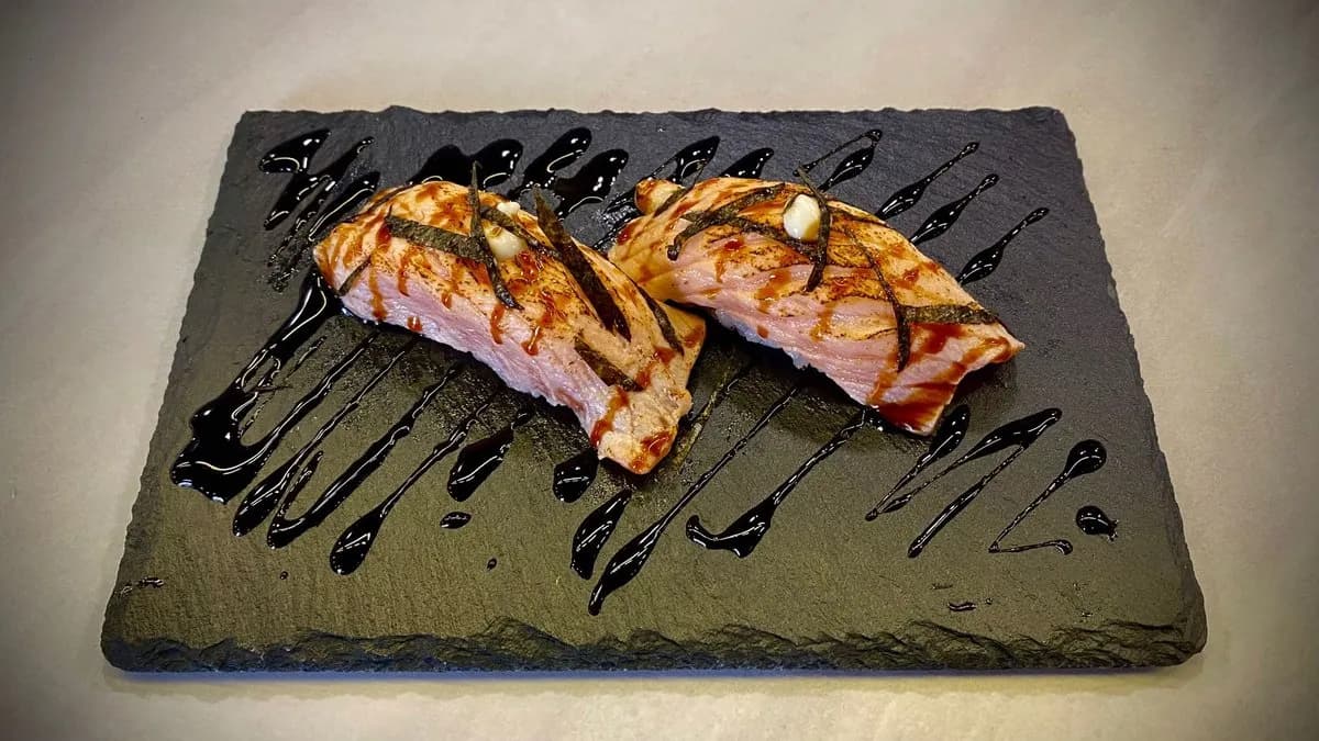 NS3. Flambé Salmon Nigiri