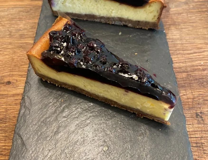 Áfonyás sajttorta szelet