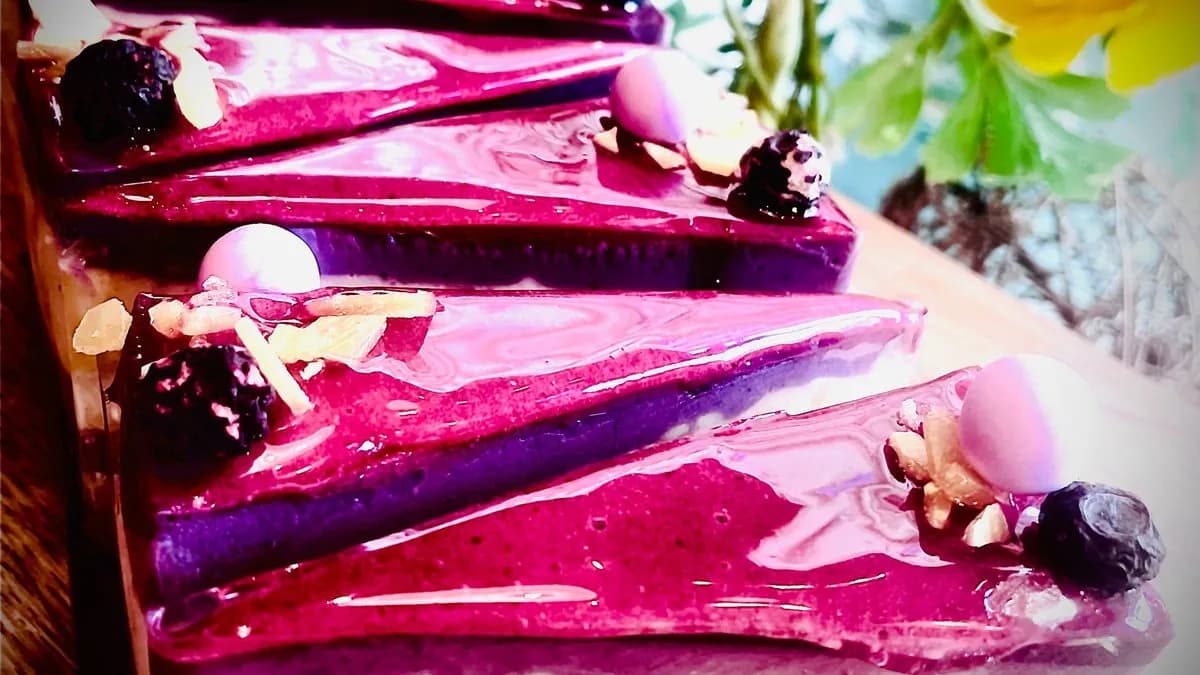 Áfonyás fehér vagy étcsoki-torta szelet