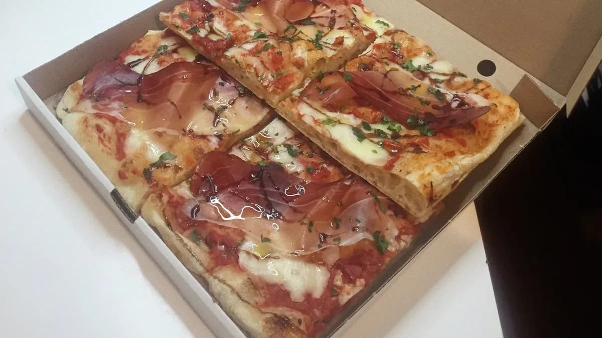 Speck e glassa di aceto balsamico Pizza