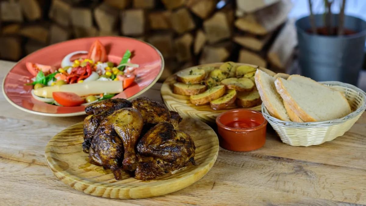 Egész csirke + krumpli + szósz + kenyér + kevert saláta