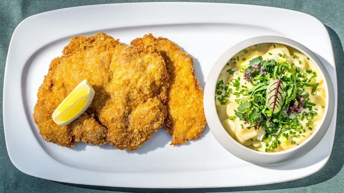 Nagy Rántott Sertéskaraj (Pork schnitzel)
