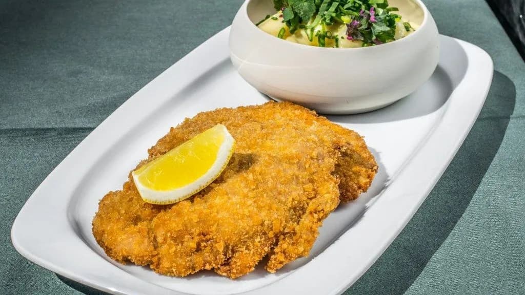 Nagy Rántott Csirkemell (Chicken breast schnitzel)