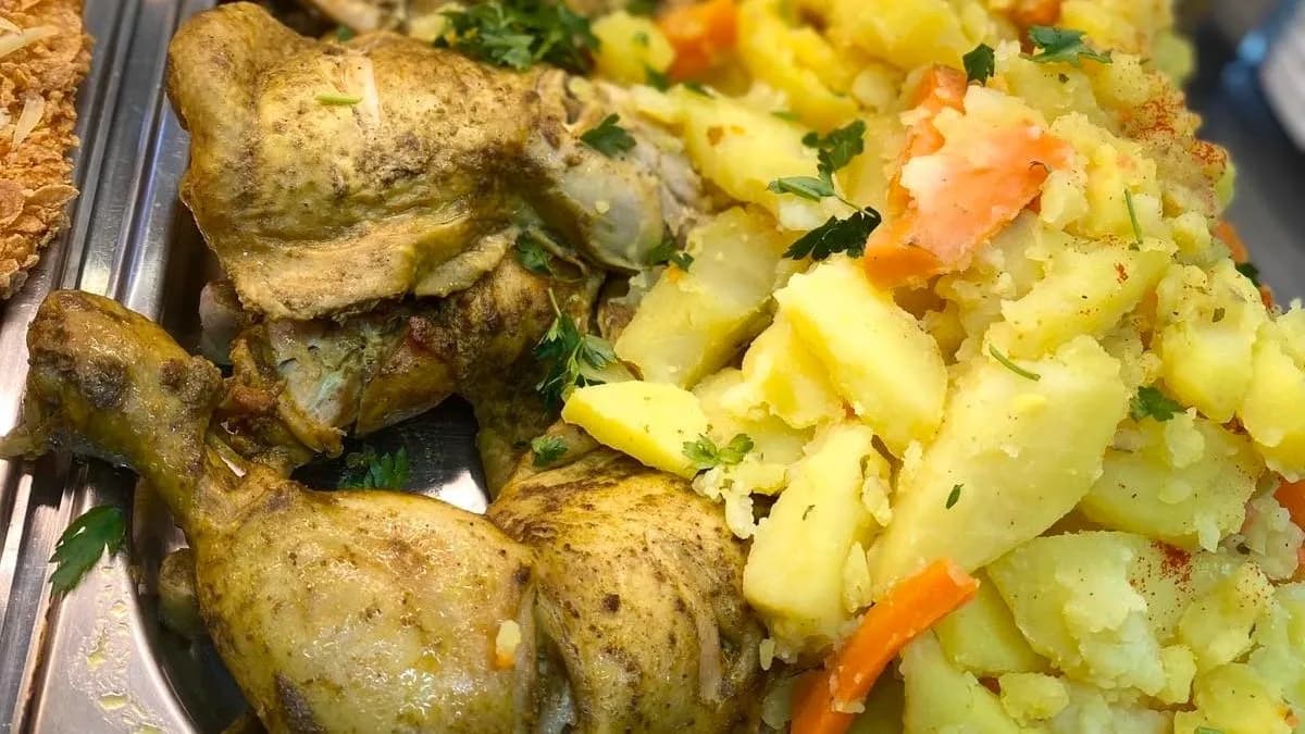 Kemencés csirkemell körettel