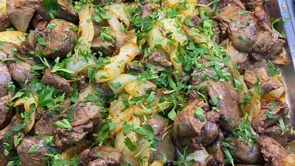 Sült csirkemáj körettel