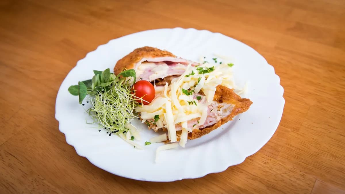 Sajttal, sonkával töltött sertésszelet rántva (köret nélkül)