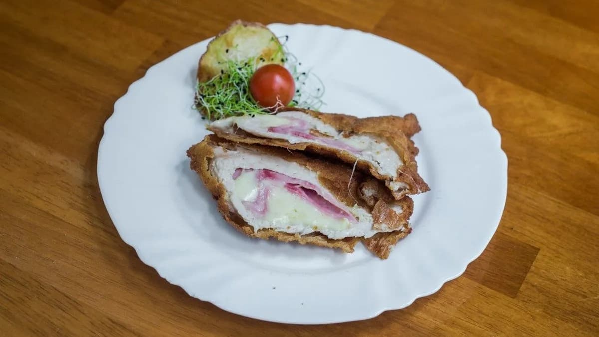 Sajttal, sonkával töltött pulykamell (köret nélkül)