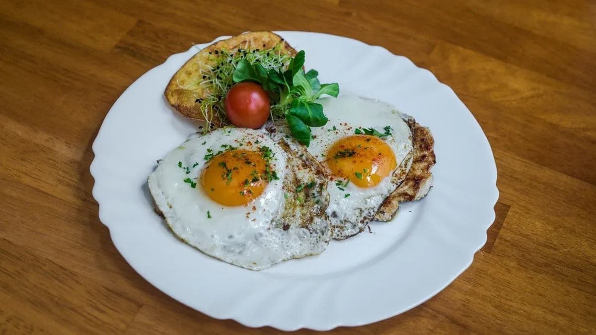 Natúr pulykamell tükörtojással (köret nélkül)