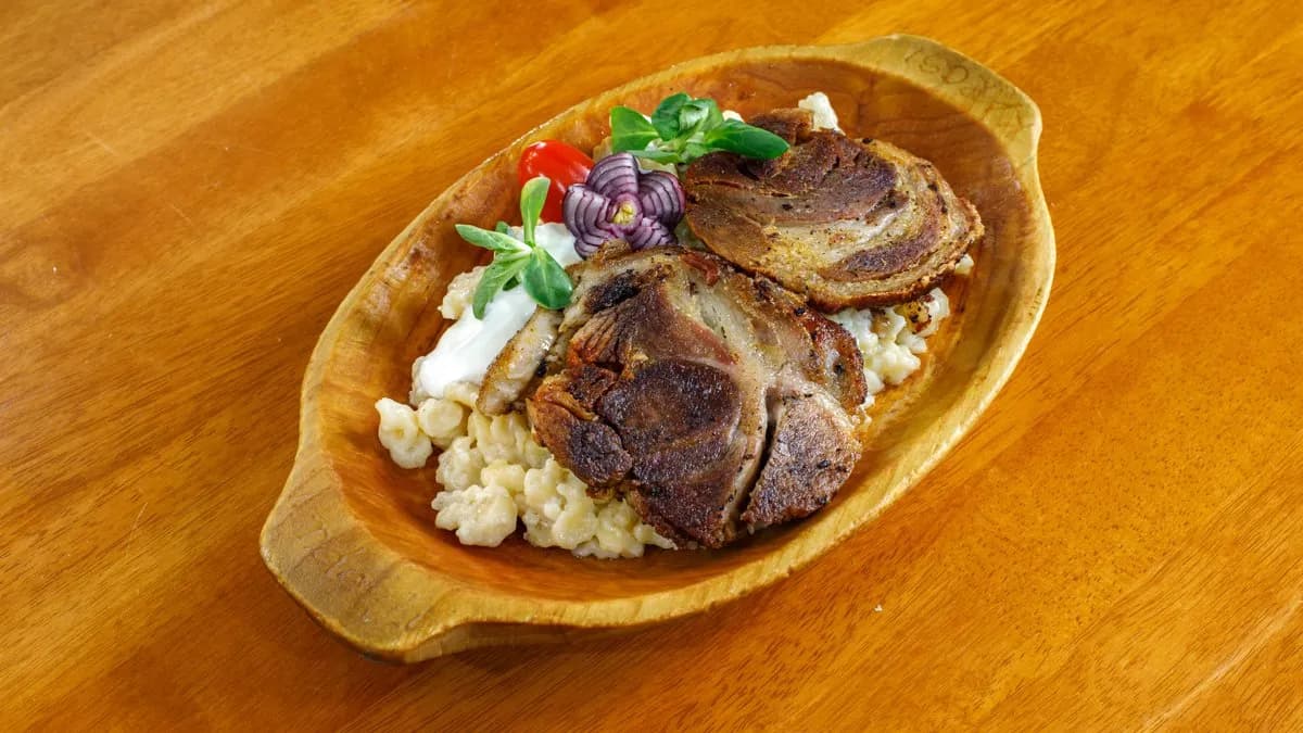 Ropogós sült sertéscsülök juhtúrós galuskával