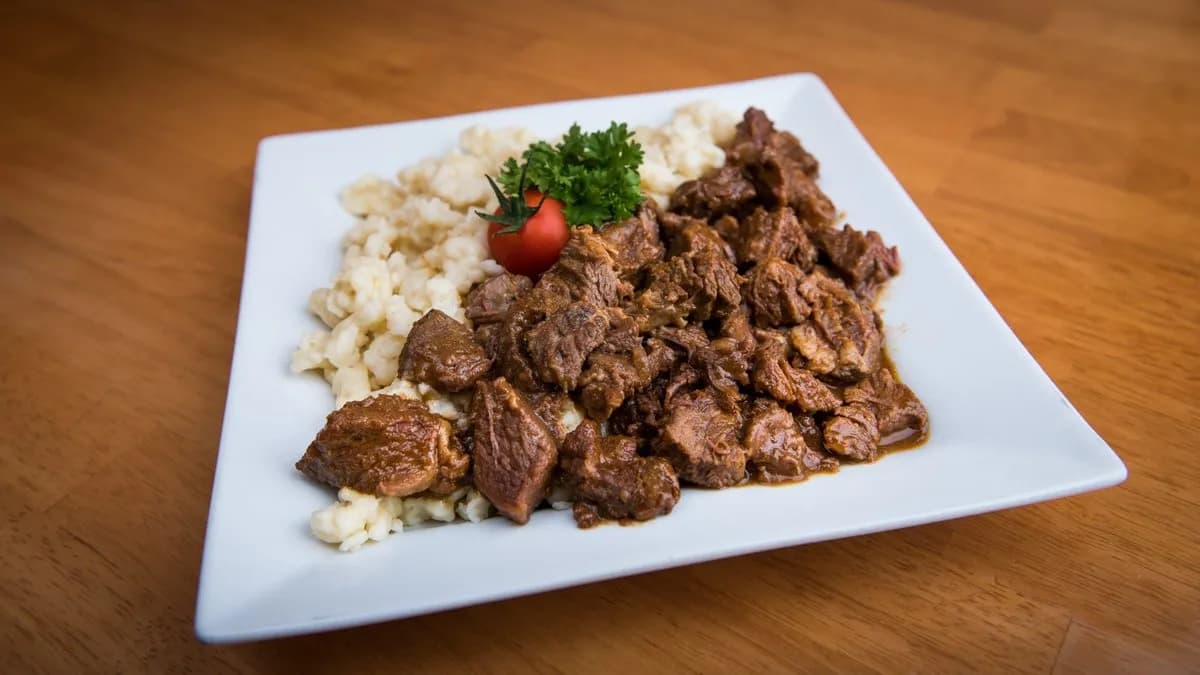 Vörösboros marhapörkölt galuskával