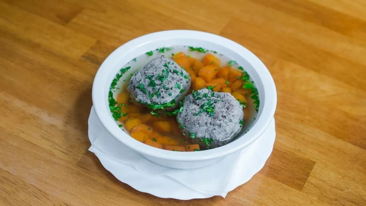 Húsleves óriás májgombóccal