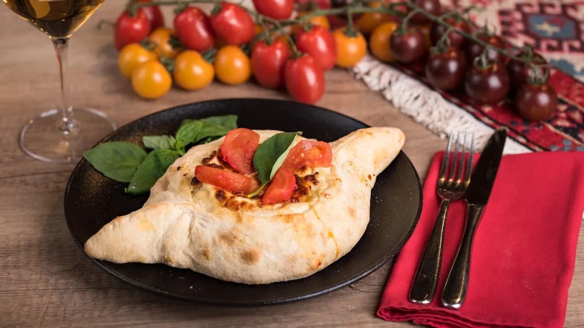 ACHARULI Sajtos, paradicsomos és bazsalikomos