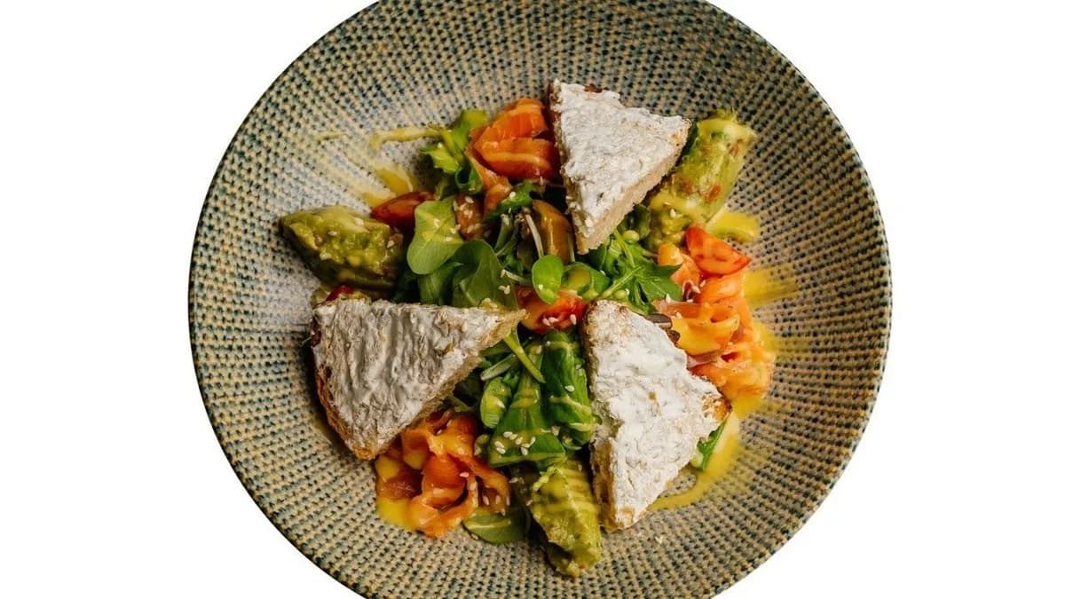 Pácolt lazac avokádó salátával és maracuja öntettel