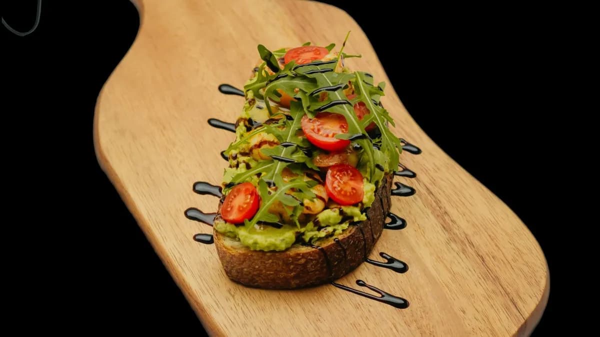 Kovászos kenyéren, hirtelen sült garnéla paradicsommal