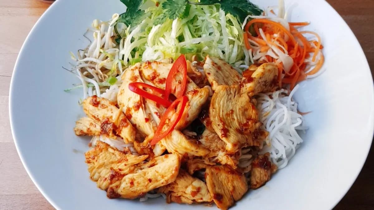 Bún gà xào
