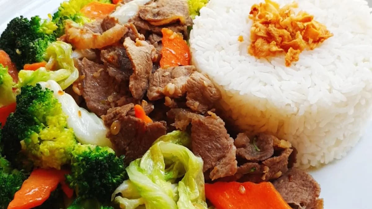 Cơm thịt bò xào rau củ