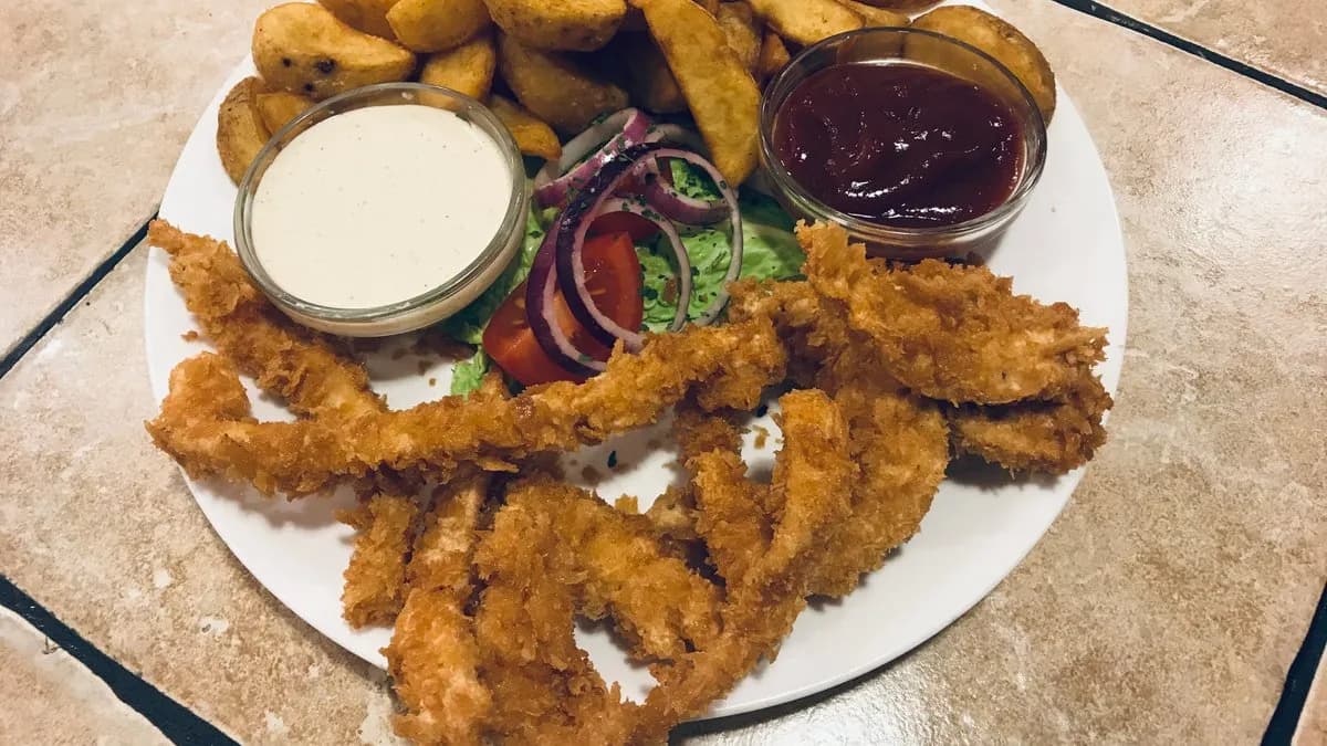 Panko morzsás mártogatós csirkecsíkok steak burgonyával, ketchuppal és tartárral