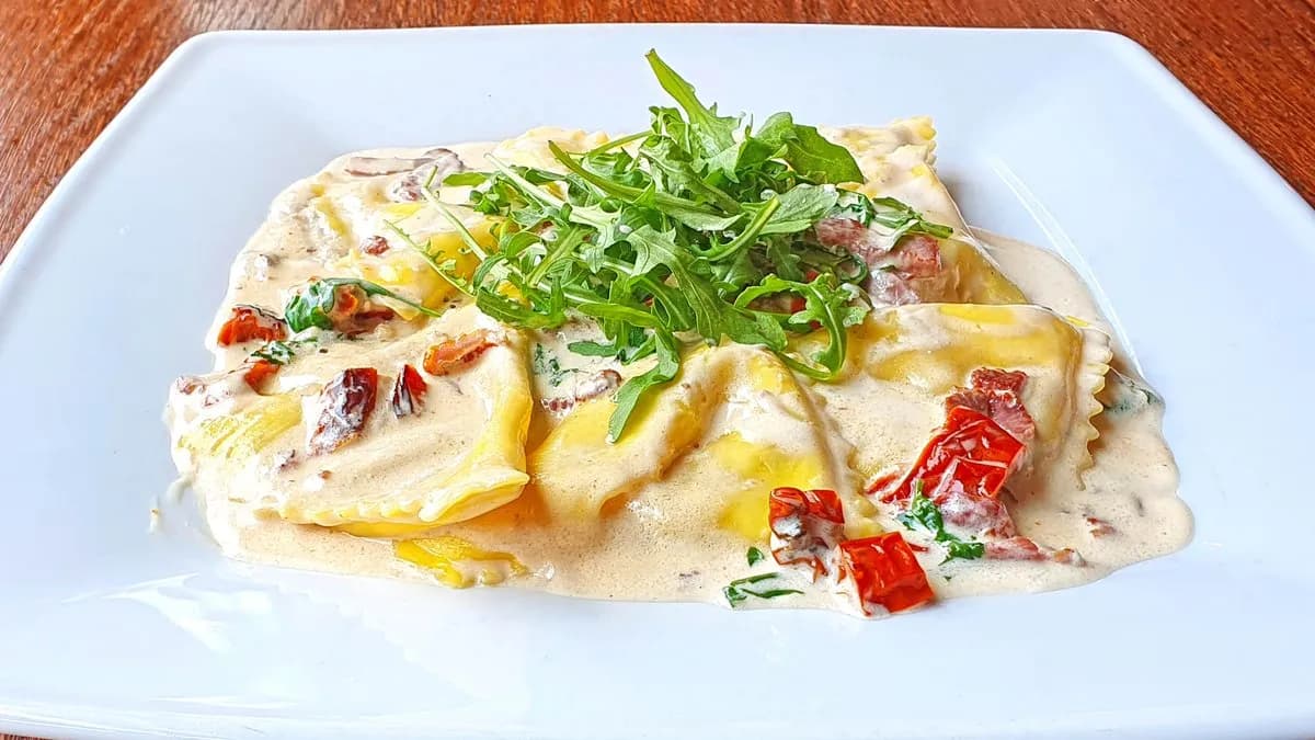 * Fazzoletti di Gorgonzola e Noci con petto d’Anatra affumicato e salsa al Mascarp