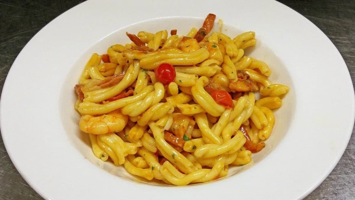 Strozzapreti con crudo, gamberetti